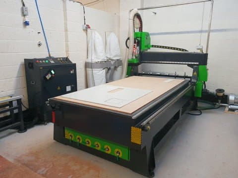 CNC routing table with vacuum bed